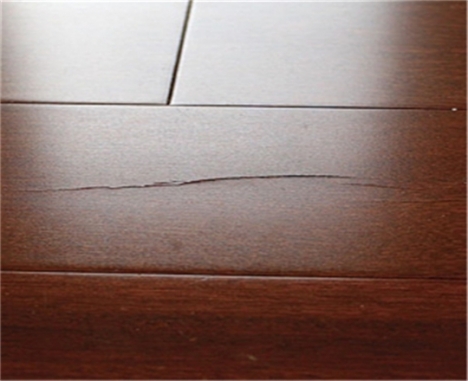 трещины на поверхности массивных деревянных полов 